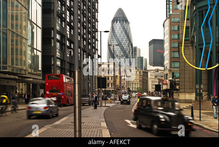 Bishopsgate Gherkin Square Mile City monocromatico Nessun rilascio richiesto: vista posteriore, sfocatura, distanza rende le persone irriconoscibile Foto Stock