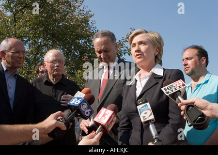 New York senatori Hillary Clinton e Charles Schumer mandrino parlando in Canajoharie New York successivo diluvio di giugno 2006 Foto Stock