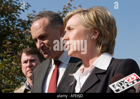 New York senatori Hillary Clinton e Charles Schumer mandrino parlando in Canajoharie New York successivo diluvio di giugno 2006 Foto Stock