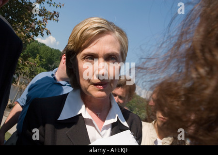 New York il senatore Hillary Clinton parlando in Canajoharie New York successivo diluvio di giugno 2006 Foto Stock