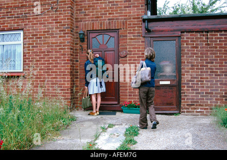 Bussa alla porta anteriore Foto Stock