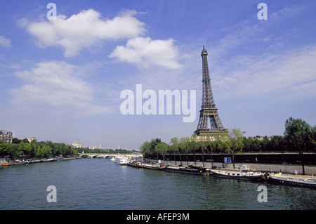 Una vista della Torre Eiffel che si affaccia sulla città di Parigi sul Fiume Senna, Parigi, Francia. Foto Stock