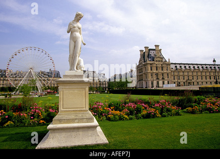 Una vista dei giardini Tuileries lungo la Senna nel centro di Parigi, Francia. Foto Stock