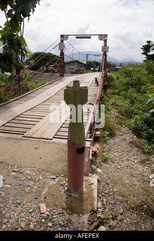 Ponte sul fiume Nam Song con involucri di bomba come paracarri, sulla strada per la Tham Phu Kham (Poukham) grotta, Vang Vieng, Laos Foto Stock