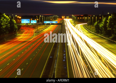 Ora di punta del traffico su M56 autostrada di notte, Cheshire, Inghilterra, Regno Unito Foto Stock