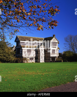 Autunno a Little Moreton Hall, vicino a Congleton, Cheshire, Inghilterra, Regno Unito Foto Stock