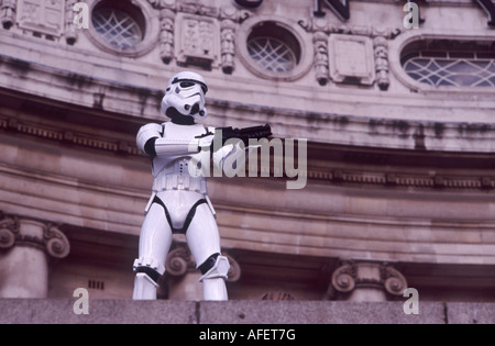 Star Wars Storm Trooper con fucile Blaster guardia prima di London County Hall, South Bank di Londra, Inghilterra Foto Stock