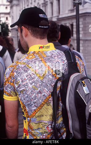 Giovane uomo al Tour de France a Londra indossando un cycling jersey stampato con una accurata mappa stradale di Londra Foto Stock