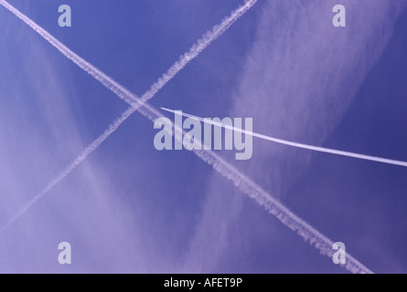 Sul target 3: Jet convergenti su intersezione di due bianchi sentieri di vapore formando una X contro un cielo blu. Foto Stock