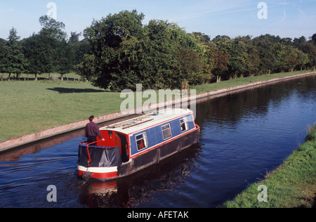 Uomo volante a breve, cruiser stern narrowboat su Shropshire Union Canal, Brewood, South Staffordshire Foto Stock