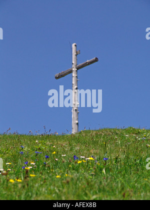 Alpi tedesca mountaintop Gipfelkreuz in den Alpen Foto Stock