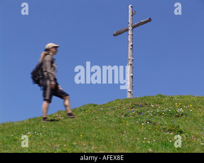 Alpi tedesca cima Wanderer vor Gipfelkreuz in den Alpen Foto Stock