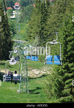 Seggiovia nelle alpi tedesche Sessellift auf das Hoernle bei Bad Kohlgrub in den Ammergauer Alpen Foto Stock