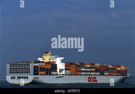 La OOCL Qingdao arrivando a Europort a Rotterdam, Olanda, il più grande d'Europa container port. Foto Stock