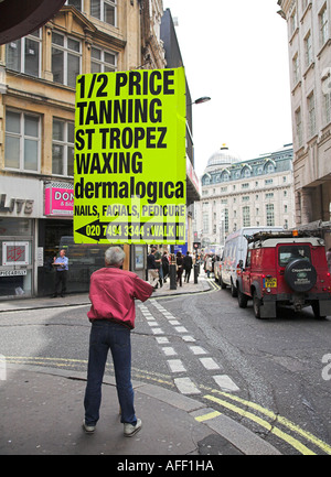 Bill board uomo vicino a Oxford Street Londra Foto Stock