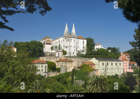 Sintra, il palazzo reale e parte della città vecchia Foto Stock