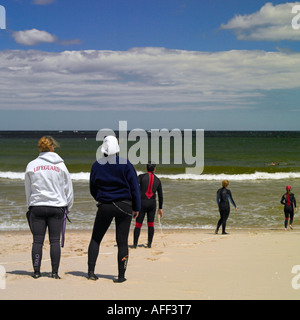 Bagnini di venire in soccorso su Ocean Beach (bagnini presso la spiaggia di fronte all'oceano) Foto Stock