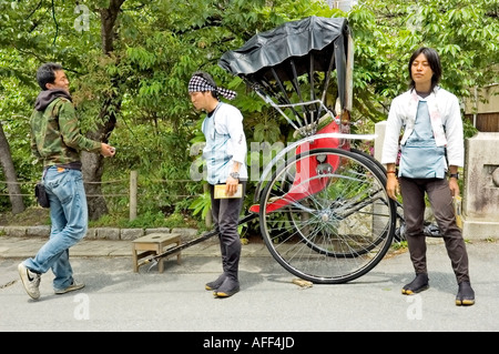 Piloti giapponesi di Rickshaw con un cliente maschile, Kyoto, Giappone Foto Stock