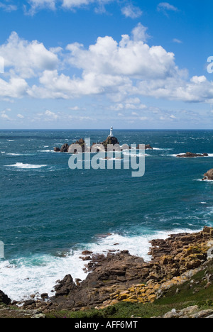 Dh Corbiere Lighthouse ST BRELADE JERSEY costa rocciosa e casa di luce sulle rocce isole della Manica Foto Stock