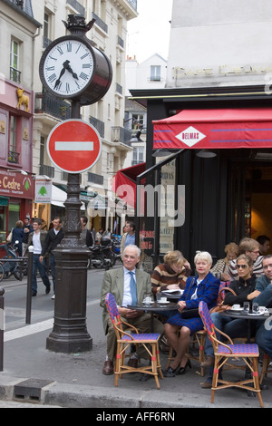 Produrre per la vendita sul mercato di via di Rue Mouffetard a Parigi, Francia Foto Stock