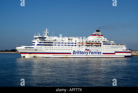 Normandie nave roro Brittany Ferries Cross Channel in partenza in traghetto Portsmouth Inghilterra REGNO UNITO Foto Stock