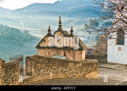 Arco di Filippo V ponte romano e il camminamento di ronda Spagna Foto Stock