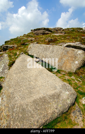 Il comandamento due pietre a Buckland Faro sulla Dartmoor scolpiti con testo cristiana Foto Stock