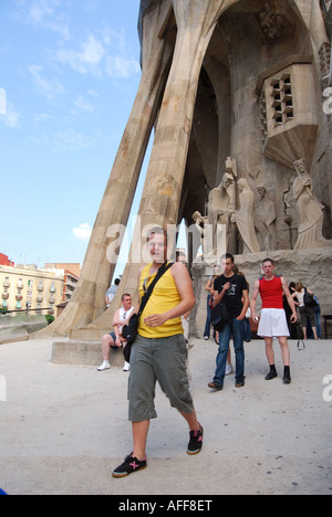 Ala Ovest della Sagrada Familia passione facciata Carrer de Sardenya Barcellona Spagna Foto Stock