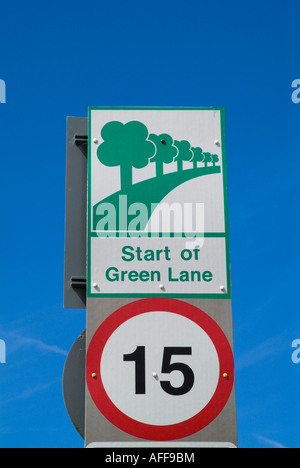 dh Green Lane ROADSIGN JERSEY limite di velocità ridotto di 15 mph per le strade di piccolo paese corsia di trasporto restrizione segnale canale isole montante stradale 15mph Foto Stock
