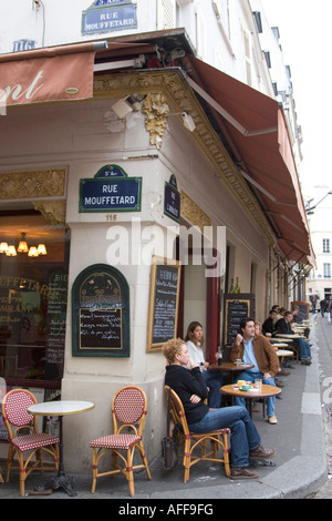 Produrre per la vendita sul mercato di via di Rue Mouffetard a Parigi, Francia Foto Stock