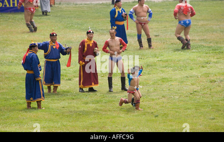 Lottatori presso il festival di Naadam Mongolia eagle dance Foto Stock