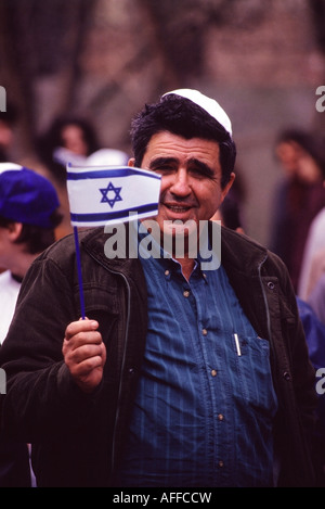 Ebraico russo onde uomo una bandiera israeliana come il Primo Ministro Israeliano Yitzhak Rabin passa a Mosca. Foto di Chuck Nacke Foto Stock