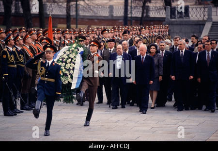 Il Primo Ministro Israeliano Yitzhak Rabin al di fuori del Cremlino a Mosca, Russia. Foto di Chuck Nacke Foto Stock