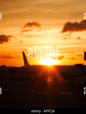 Tramonto all'Aeroporto Internazionale di Dusseldorf DUS Foto Stock