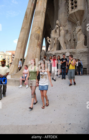 I turisti a ala ovest della Sagrada Familia passione facciata Carrer de Sardenya Barcellona Spagna Foto Stock