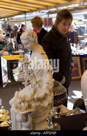 Prodotti per la vendita in un'antiquariato mercato brocante sul Boulevard Richard Lenoir, undicesimo arrondissement di Parigi, Francia primavera 2007 Foto Stock