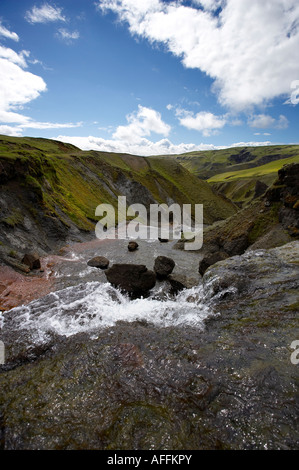 Cascata vicino Fagrifoss negli altopiani di Islanda Foto Stock