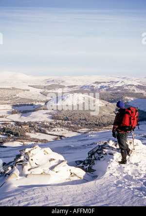 Il villaggio di Braemar dal vertice del Morrone o Morven Foto Stock