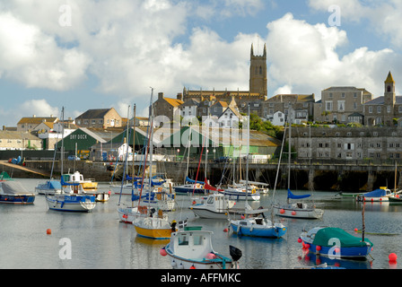 Penzance Harbour Cornwall su una serata estiva con St Mary s chiesa parrocchiale in background Foto Stock