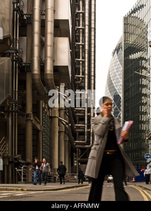 Business Corporate Lloyds Square Mile città monocromatico grigio atmosferica bancario finanziario ufficio di lavoro Foto Stock