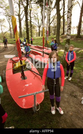 Sport le ragazze di imparare a vela Foto Stock