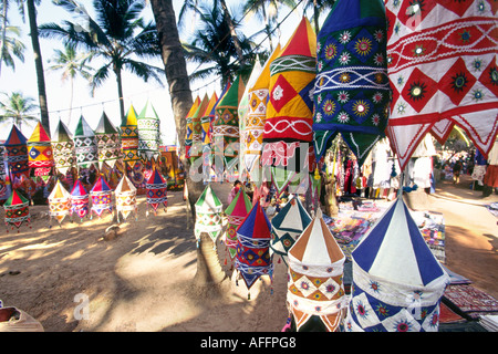 India Goa Anjuna Mercoledì mercato tomboys tessile sul display Foto Stock