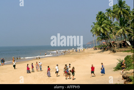 Goa in India i turisti sulla spiaggia di Anjuna Foto Stock