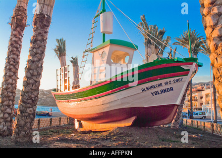 In legno barca da pesca in appoggio sulla riva della spiaggia in Spagna Almunecar Foto Stock