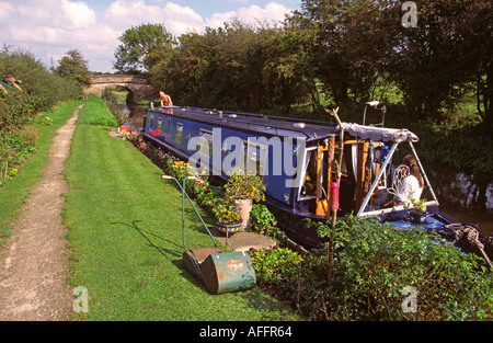 Cheshire barca su Macclesfield Canal a Bosley si blocca con la strada alzaia mantenuta come giardino Foto Stock