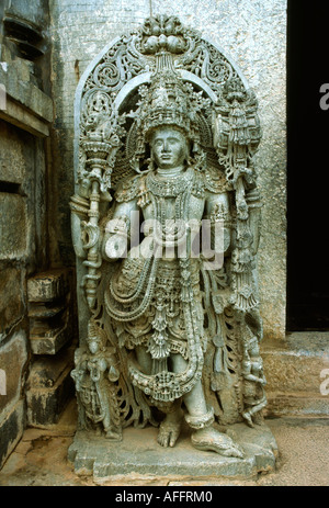 India Karnataka Halebid Tempio Hoysaleswara vita carving dimensione della danzatrice Foto Stock