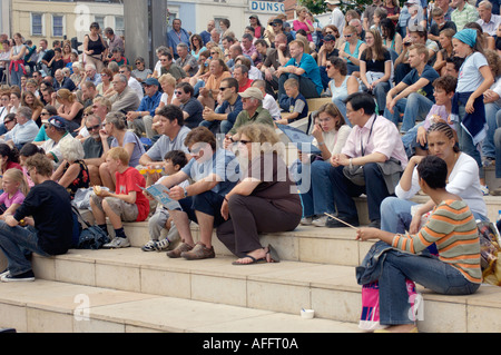 Guardare la folla Bristol City Centre Inghilterra Luglio 2005 Foto Stock