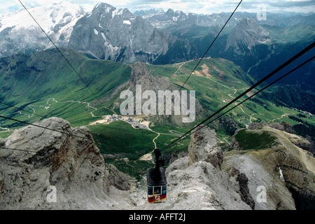 Vista dalla funivia, Sasso Pordoi, Dolomiti, Italia Foto Stock