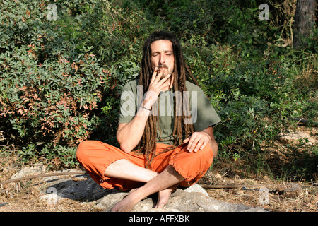 Hippy di preparare il rotolamento e fumare marijuana comune serie di foto Foto Stock