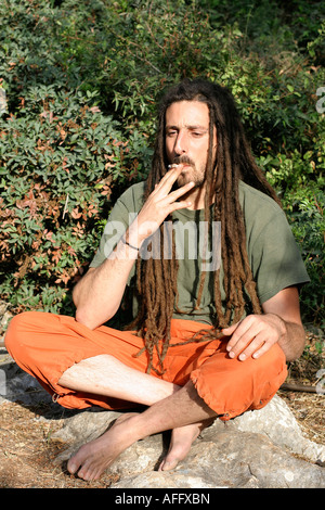 Hippy di preparare il rotolamento e fumare marijuana comune serie di foto Foto Stock